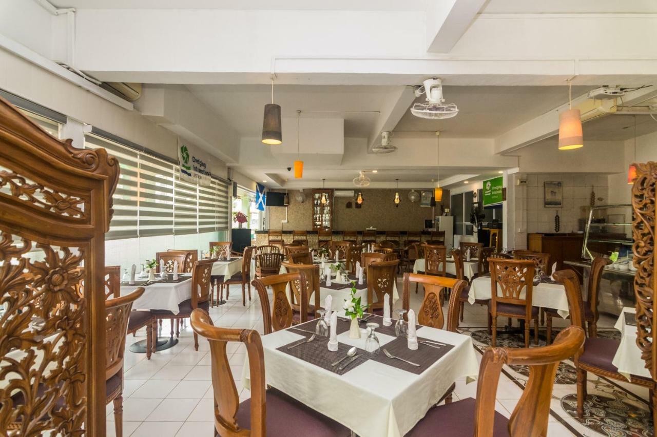 Vaccinated Staff - Oyo 1771 Zeke Hotel Batam エクステリア 写真