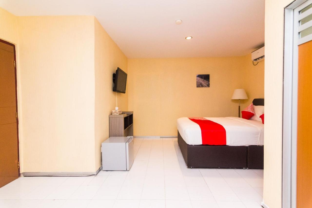 Vaccinated Staff - Oyo 1771 Zeke Hotel Batam エクステリア 写真